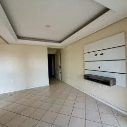 Ambiente interno com piso de cerâmica e teto branco.