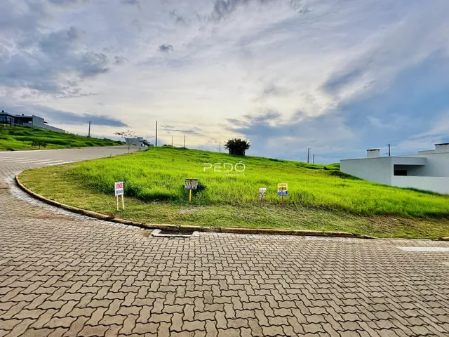 Vista da propriedade com gramado e estrada no entorno.