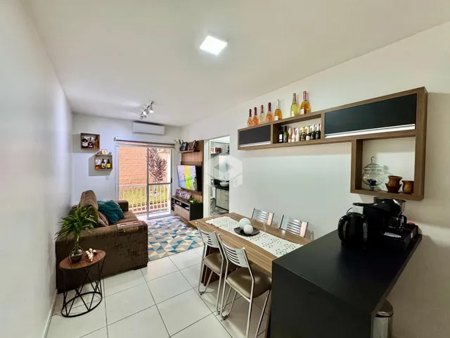 Sala de estar com mesa de jantar e acesso ao exterior em Lajeado, Brasil.