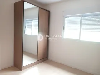 Quarto interno com armário e janela em uma residência.