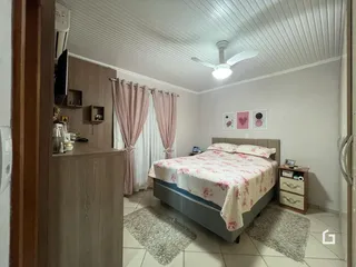 Quarto com cama e cortinas em um apartamento.