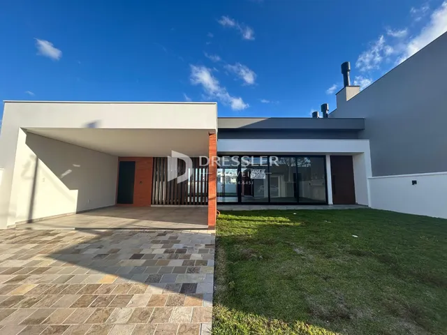 Fachada de uma casa moderna em Lajeado, Brasil, com pátio e jardim.