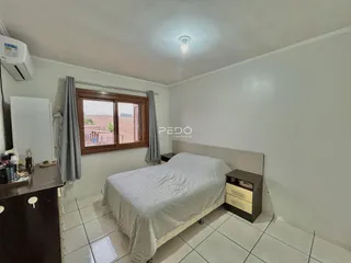 Quarto com janela e cortinas em um imóvel no Brasil.