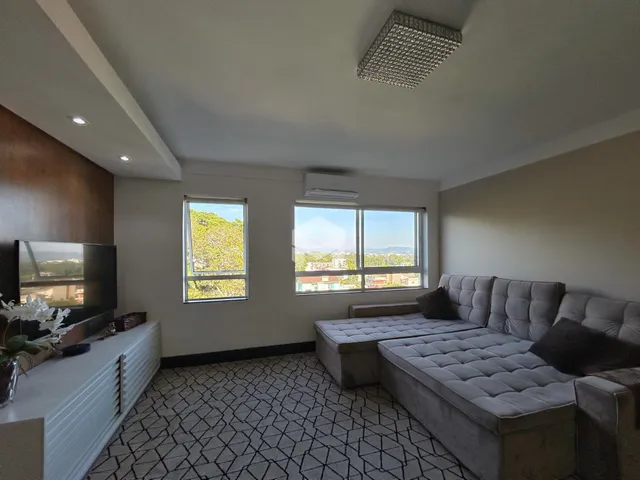 Sala de estar com vista para a paisagem externa.