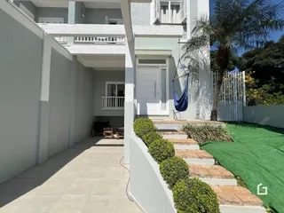 Fachada de uma residência em Lajeado, Brasil, com jardim e área externa.