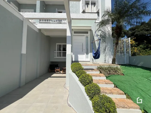 Fachada de uma residência em Lajeado, Brasil, com jardim e área externa.