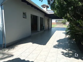A fachada de uma residência em Lajeado, Brasil, com área externa pavimentada.