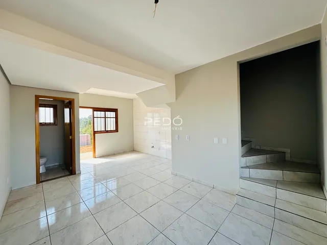Hall de entrada com piso de cerâmica claro.