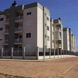 Fachada de um prédio residencial em Lajeado, Brasil, com varandas nos andares.
