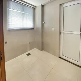 Foto de um cômodo interno com piso de cerâmica e janela.
