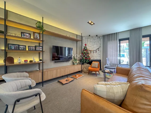 Sala de estar moderna com estantes de madeira e sofá de couro.