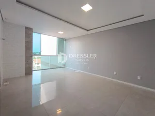 Interior de uma sala ampla com piso de porcelanato claro e grandes portas de vidro.