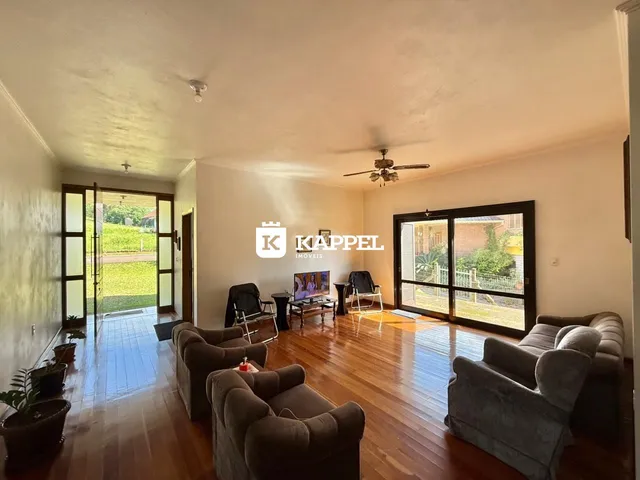 Sala de estar com piso de madeira e acesso a área externa.