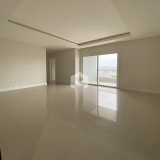 Ambiente interno amplo com piso claro e paredes brancas.