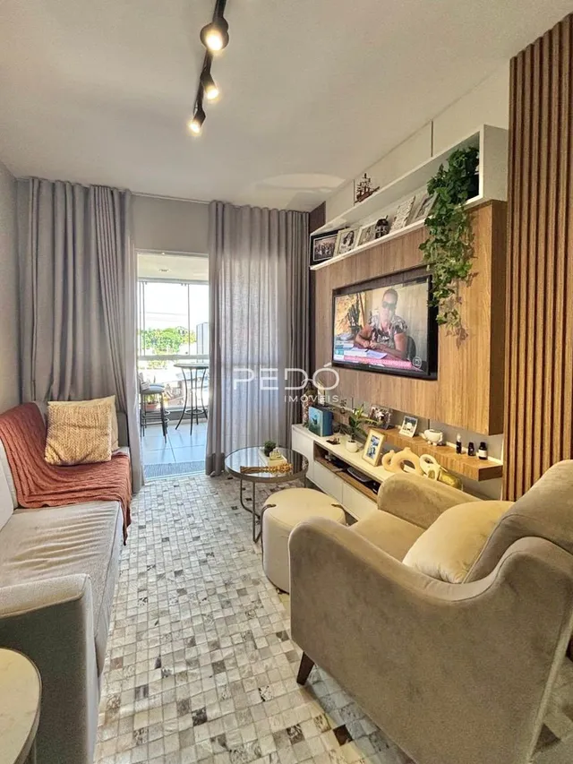Sala de estar com sofá e decoração em um imóvel no Brasil.