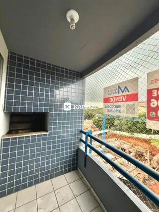 Vista de um interior com revestimento azul e uma cerca de construção ao fundo.