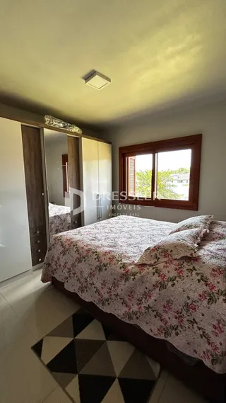 Quarto com cama e armários de madeira em um imóvel no Brasil.