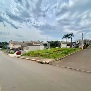 Vista externa de um lote com grama e rua em Lajeado, Brasil.