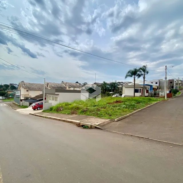 Vista externa de um lote com grama e rua em Lajeado, Brasil.