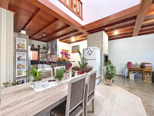 Sala de jantar com piso de cerâmica e teto de madeira em imóvel no Brasil.