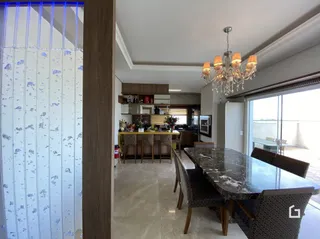 Vista interna de uma sala de estar com detalhes em madeira.