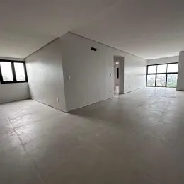 Foto de um ambiente interno amplo e vazio.