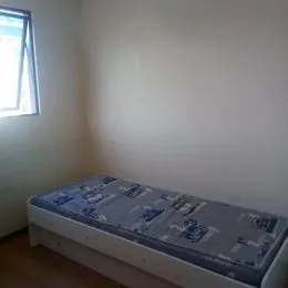 Foto de um quarto com uma cama de casal.