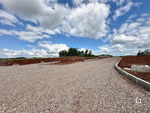 Vista da área externa com terra e cascalho em Lajeado.