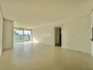 Hall de entrada com piso de cerâmica e vista para a paisagem urbana.