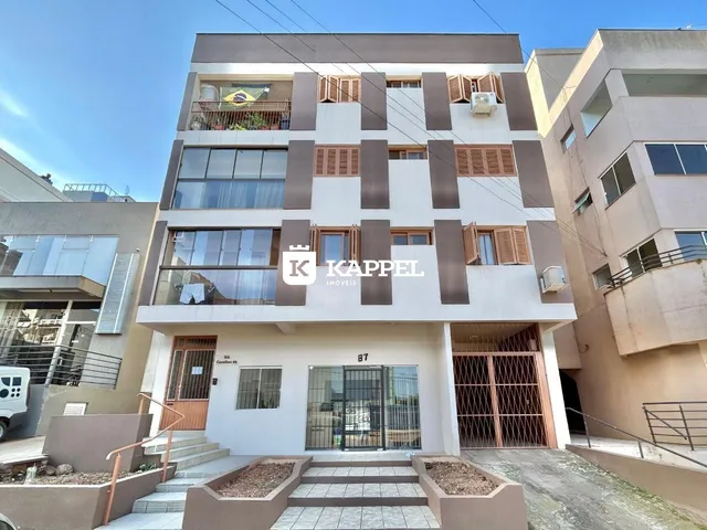 A fachada de um prédio residencial em Lajeado, Brasil, com detalhes em tons de marrom e branco.