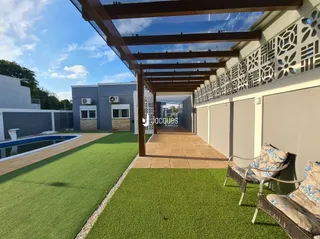 Vista externa de uma residência com piscina e jardim em Lajeado.