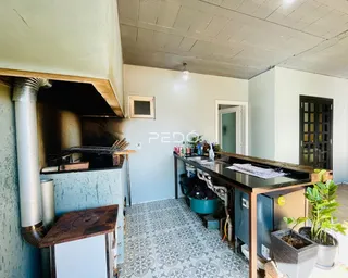 Interior de uma sala com lareira e bancada em Lajeado, Brasil.