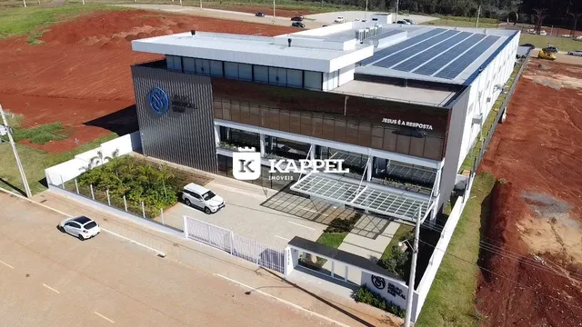 A fachada moderna de um edifício residencial em Lajeado, com painéis solares no telhado.
