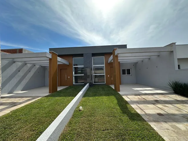 Fachada moderna de uma residência em Lajeado, Brasil, com jardim frontal.