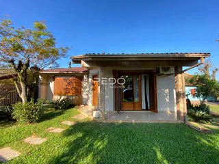 Fachada de uma casa em Lajeado, Brasil, com jardim gramado.