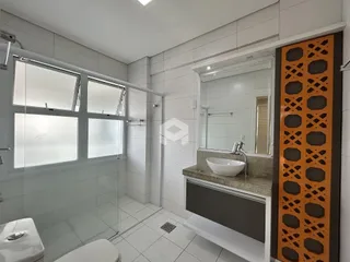 Foto de um banheiro com piso de cerâmica e paredes brancas em um imóvel no Brasil.