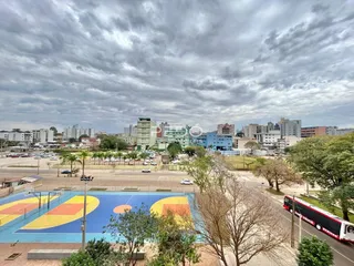 Vista externa de uma quadra de basquete e paisagem urbana em Lajeado.