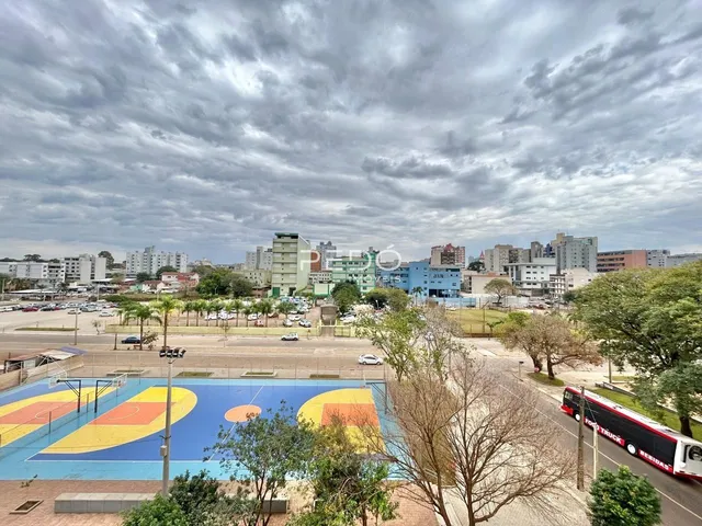 Vista externa de uma quadra de basquete e paisagem urbana em Lajeado.