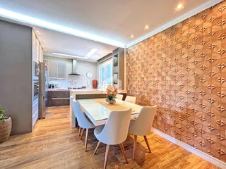 Foto de um ambiente interno com sala de jantar e cozinha em um apartamento.
