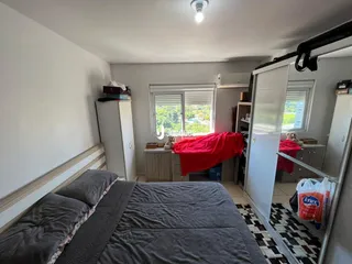 Quarto com cama e janela em um imóvel.