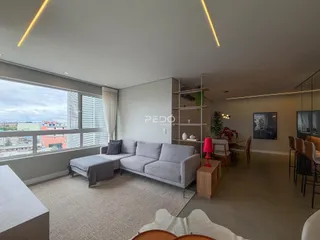 Sala de estar ampla com vista para a paisagem urbana.