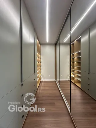 Corredor interno com armários embutidos e piso de madeira.