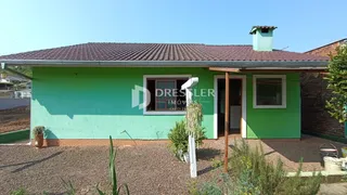 Fachada de uma casa em Lajeado, Brasil, com paredes verde-claro.