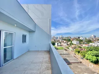 Vista externa de uma área de concreto com parede branca em Lajeado.