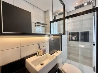 Foto de um banheiro moderno com revestimento de azulejos brancos e cinzas.
