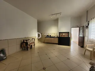 A sala de estar e jantar de uma residência com piso de cerâmica em Lajeado, Brasil.