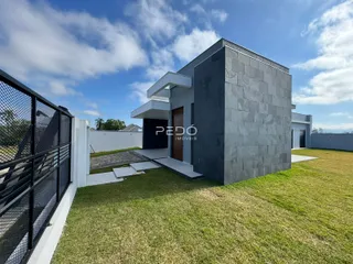 Fachada moderna de uma residência com jardim em Lajeado, Brasil.