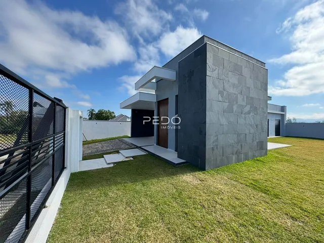 Fachada moderna de uma residência com jardim em Lajeado, Brasil.