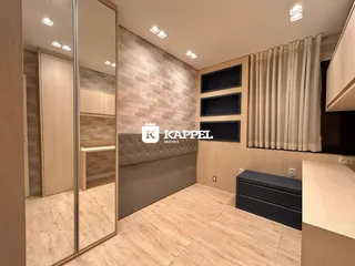 Sala de estar com piso de madeira clara e painéis de parede em um imóvel.