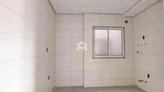 Parede interna branca com janela em um ambiente residencial.